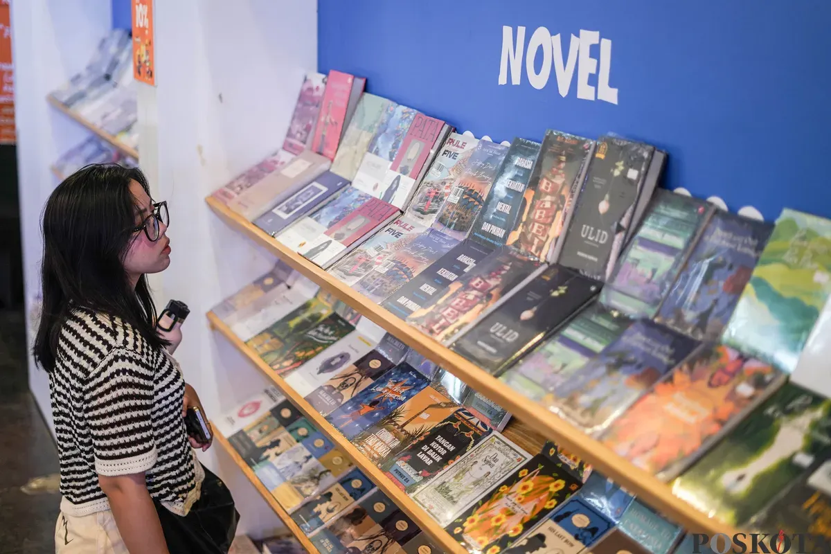 Pengunjung memilih buku yang dipajang dalam Festival Literasi Jakarta 2025 di Pos Bloc, Jakarta, Selasa, 16 Desember 2025 (Sumber: Poskota/Bilal Nugrahja Ginanjar)