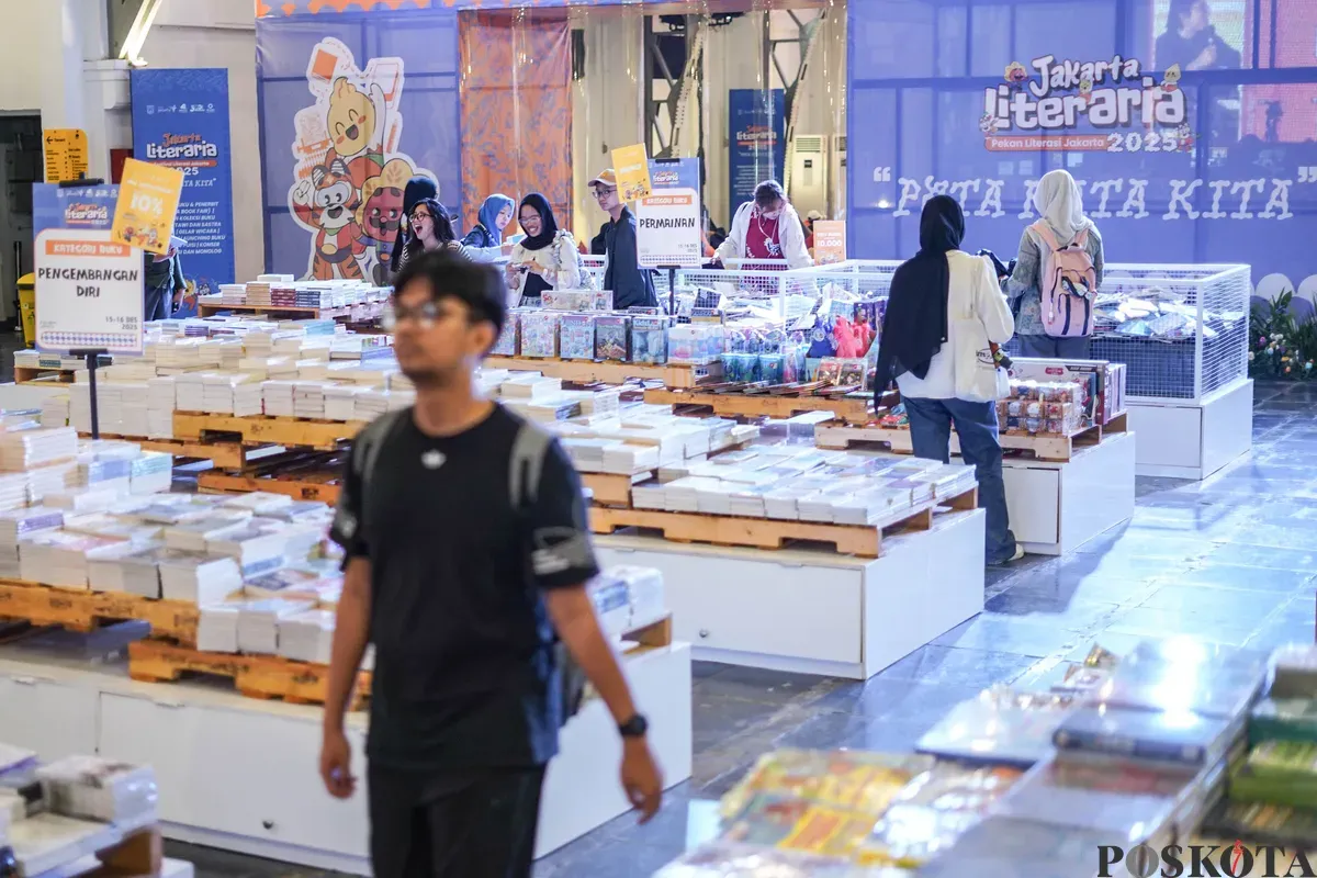 Pengunjung memilih buku yang dipajang dalam Festival Literasi Jakarta 2025 di Pos Bloc, Jakarta, Selasa, 16 Desember 2025 (Sumber: Poskota/Bilal Nugraha Ginanjar)