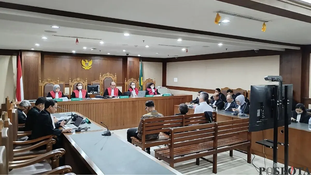 Sidang pembacaan putusan di Pengadilan Tipikor Jakarta Pusat berlangsung selama hampir 11 jam, Selasa, 16 Desember 2025. (Sumber: Poskota/Ramot Sormin)
