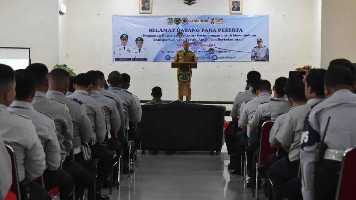 Wali Kota Bekasi, Tri Adhianto memberikan sambutan dalam kegiatan Penguatan Kapasitas Aparatur Perhubungan di Batalyon Infanteri (Yonif) Mekanis 202/Tajimalela, Selasa, 16 Desember 2025. (Sumber: Dok. Pemkot Bekasi)