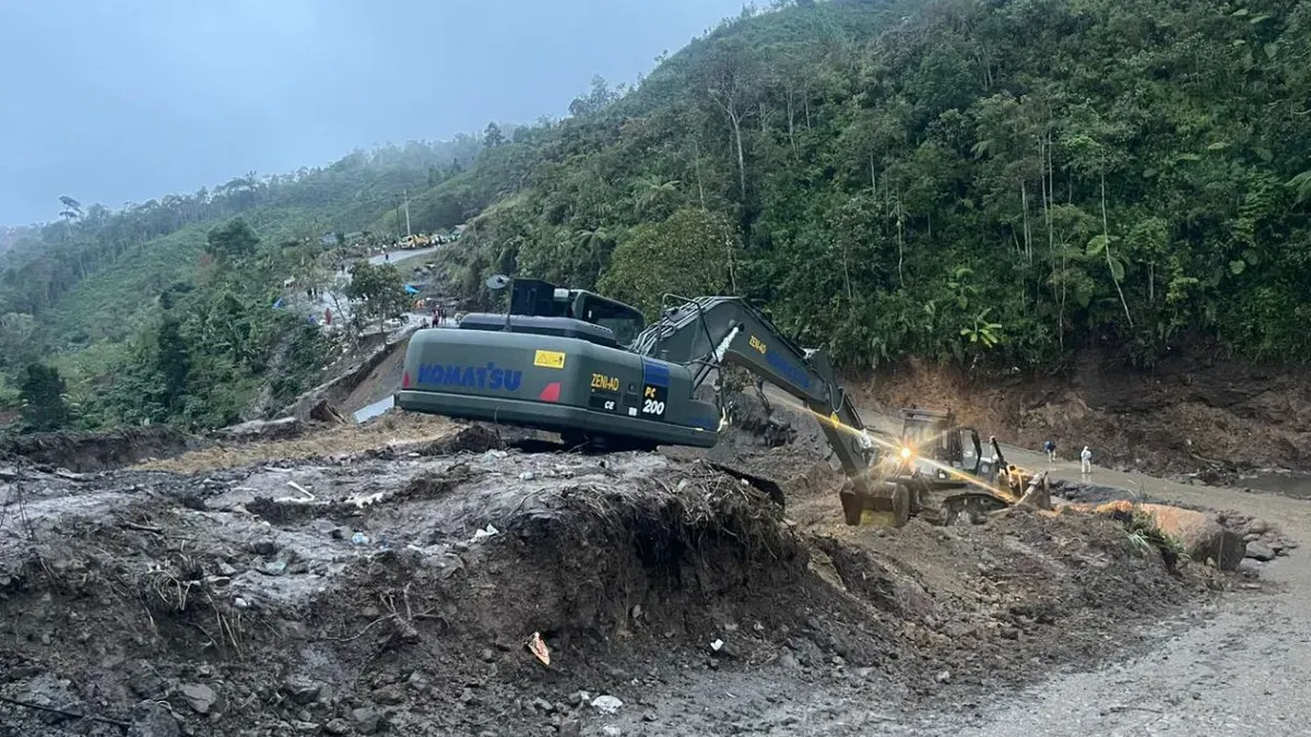 Alat berat yang dikerahkan TNI dan instansi terkait untuk menangani material longsor di jalan Simpang KKA penghubung Kabupaten Aceh Utara dengan Kabupaten Bener Meriah, Rabu, 17 Desember 2025. (Sumber: Dok. Puspen TNI)