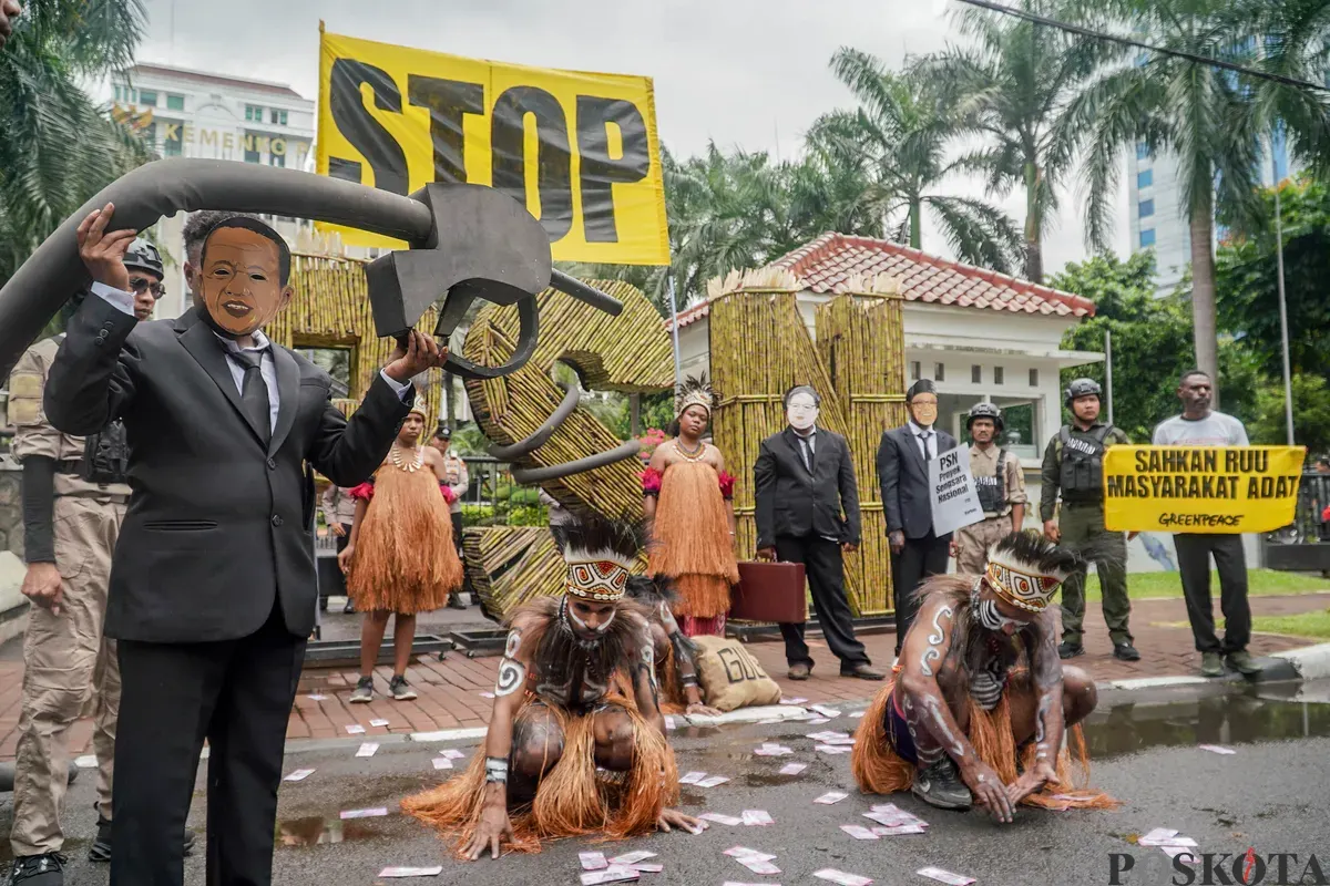 Aktivis menggelar aksi teatrikal di depan Kantor Kementerian Koordinator Bidang Perekonomian, Jakarta, Kamis, 18 Desember 2025. (Sumber: Poskota/Bilal Nugraha Ginanjar)