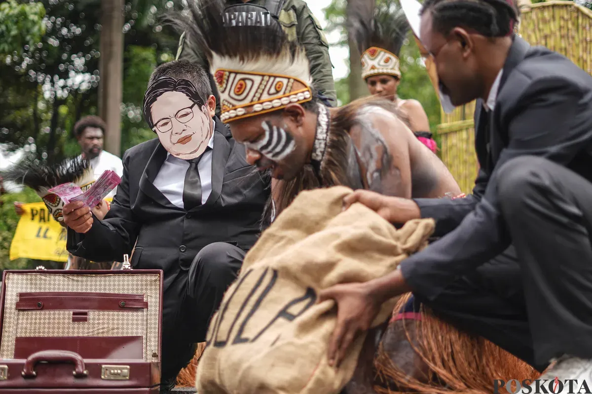 Aktivis menggelar aksi teatrikal di depan Kantor Kementerian Koordinator Bidang Perekonomian, Jakarta, Kamis, 18 Desember 2025. (Sumber: Poskota/Bilal Nugraha Ginanjar)