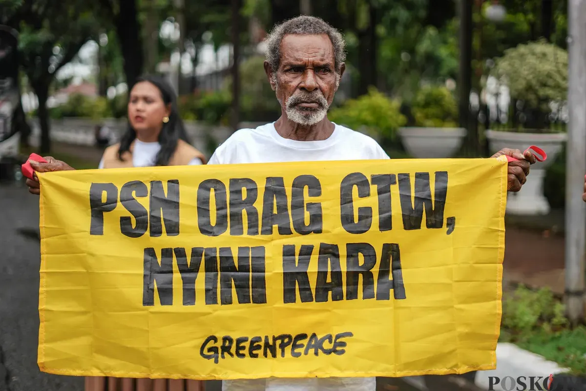 Aktivis menggelar aksi teatrikal di depan Kantor Kementerian Koordinator Bidang Perekonomian, Jakarta, Kamis, 18 Desember 2025. (Sumber: Poskota/Bilal Nugraha Ginanjar)