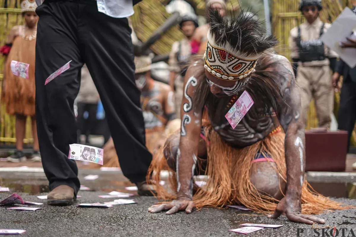 Aktivis menggelar aksi teatrikal di depan Kantor Kementerian Koordinator Bidang Perekonomian, Jakarta, Kamis, 18 Desember 2025. (Sumber: Poskota/Bilal Nugraha Ginanjar)