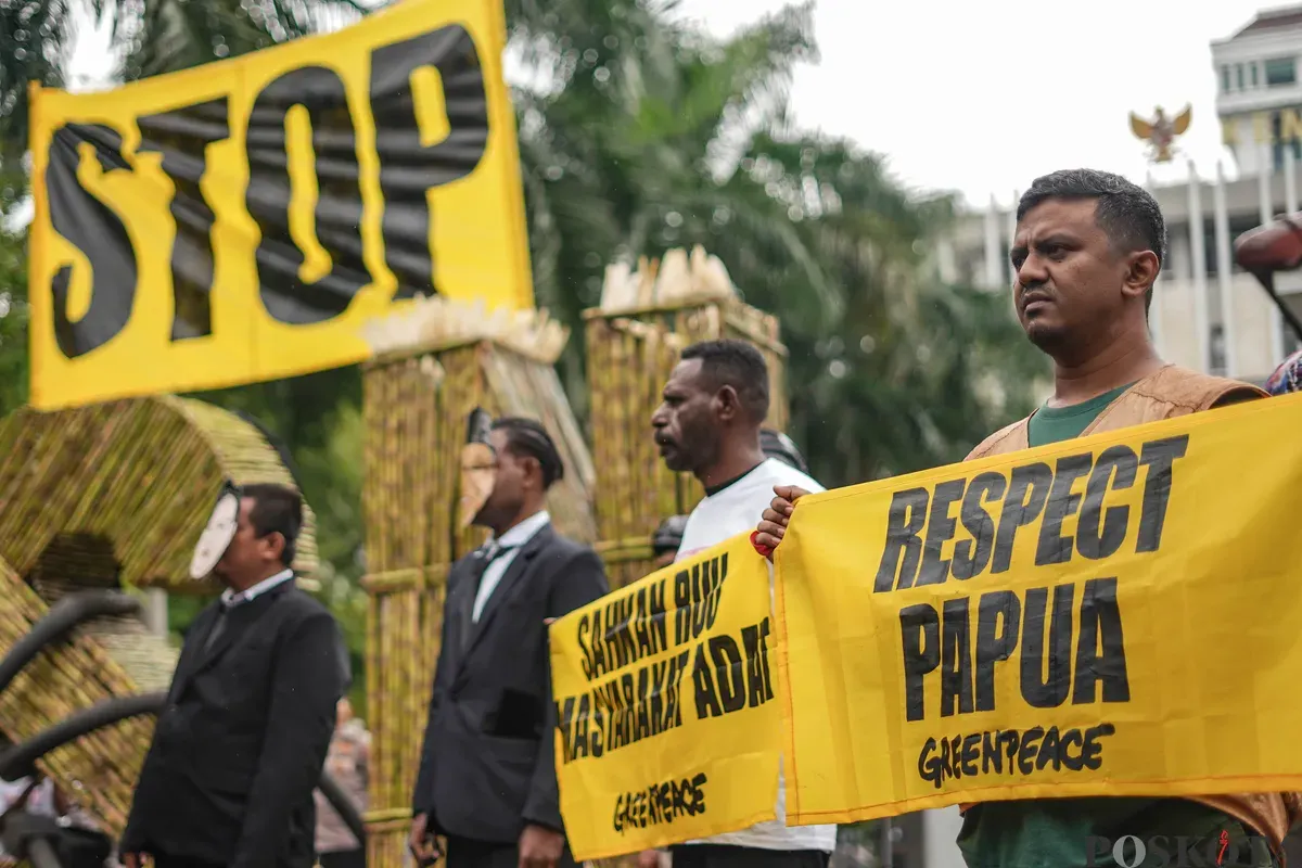 Aktivis menggelar aksi teatrikal di depan Kantor Kementerian Koordinator Bidang Perekonomian, Jakarta, Kamis, 18 Desember 2025. (Sumber: Poskota/Bilal Nugraha Ginanjar)