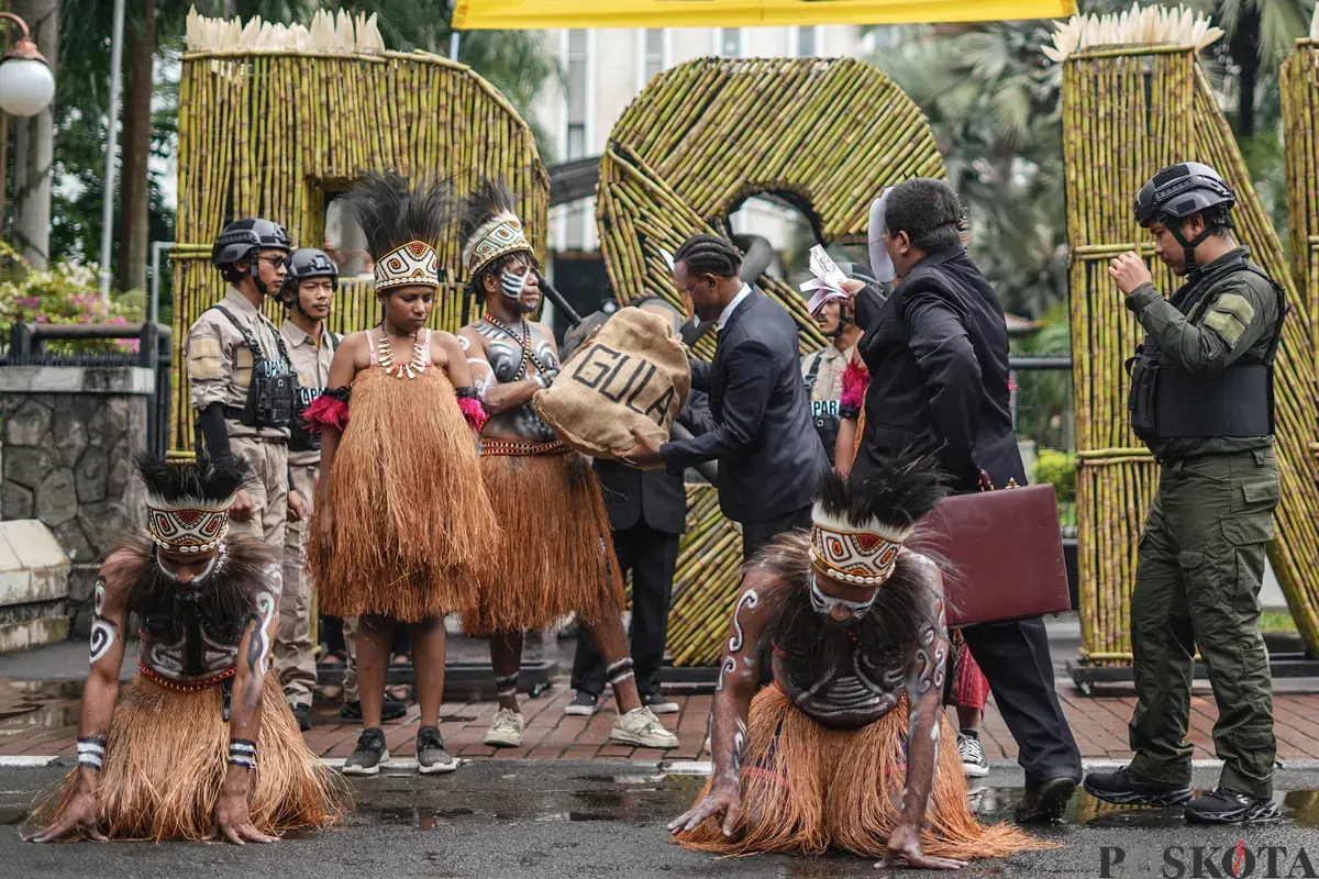 Aktivis menggelar aksi teatrikal di depan Kantor Kementerian Koordinator Bidang Perekonomian, Jakarta, Kamis, 18 Desember 2025. (Sumber: Poskota/Bilal Nugraha Ginanjar)