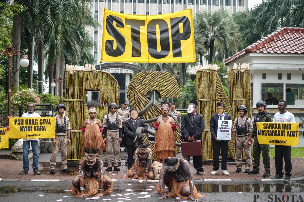 Aktivis menggelar aksi teatrikal di depan Kantor Kementerian Koordinator Bidang Perekonomian, Jakarta, Kamis, 18 Desember 2025. (Sumber: Poskota/Bilal Nugraha Ginanjar)