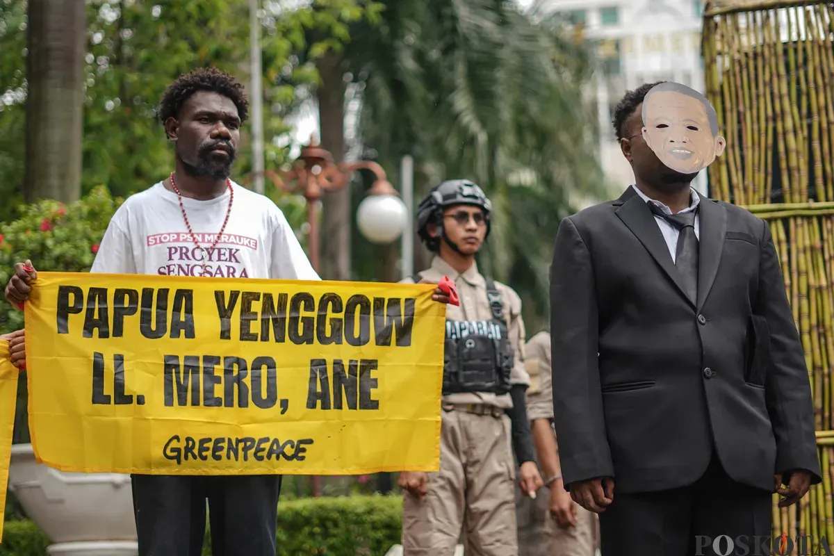 Aktivis menggelar aksi teatrikal di depan Kantor Kementerian Koordinator Bidang Perekonomian, Jakarta, Kamis, 18 Desember 2025. (Sumber: Poskota/Bilal Nugraha Ginanjar)