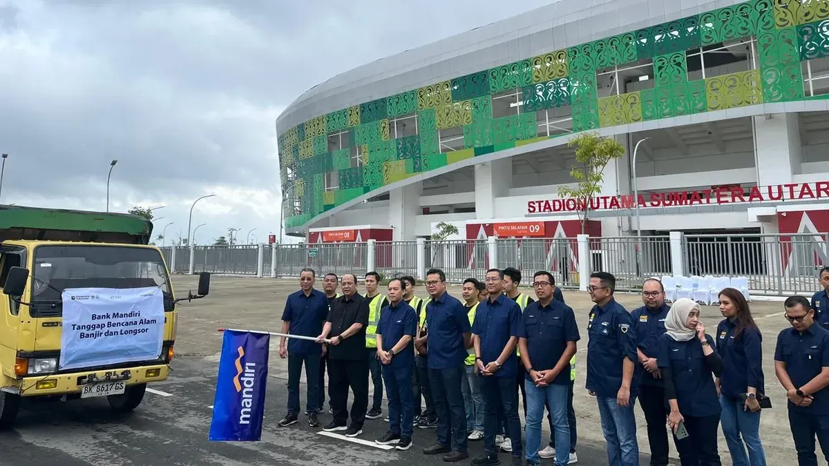 Direksi Bank Mandiri melepas bantuan tambahan untuk korban bencana Sumatra di di Medan, Rabu, 17 Desember 2025. (Sumber: Dok. Bank Mandiri)