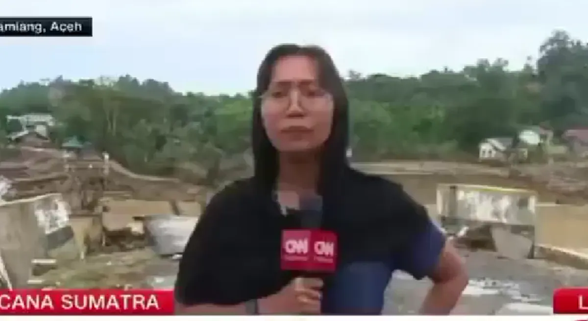 Reporter CNN Indonesia, Irine Wardhanie, melaporkan langsung kondisi pengungsi banjir Aceh Tamiang dengan suara bergetar, Rabu, 17 Desember 2025. (Sumber: X/@Weathermonitors)