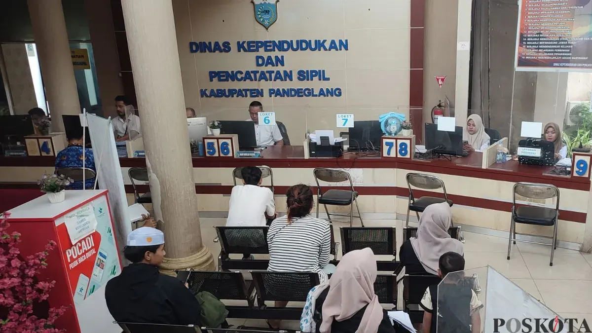 Para pemohon adminduk di Kantor Disdukcapil Kabupaten Pandeglang, Kamis, 18 Desember 2025. (Sumber: Poskota/Samsul Fatoni)