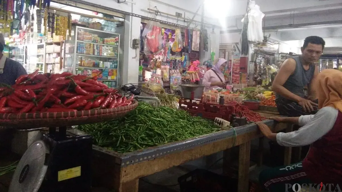 Salah seorang pedagang di Pasar Gudang Tigaraksa, Kecamatan Tigaraksa, Kabupaten Tangerang. (Sumber: Poskota/Veronica Prasetio)