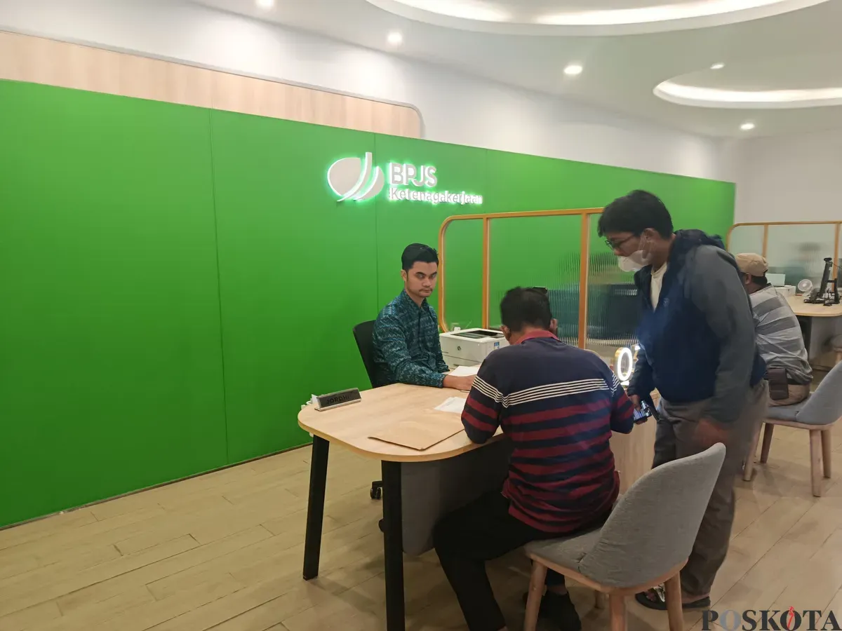 Suasana pelayanan di kantor cabang BPJS Ketenagakerjaan Kota Bekasi dipenuhi masyarakat yang ingin mengklaim manfaat. (Sumber: Poskota | Foto: Nurpini Aulia Rapika)