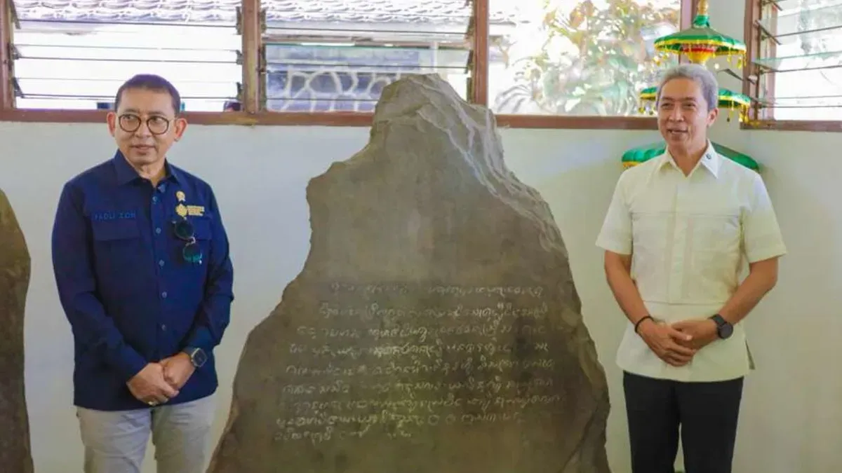 Wali Kota Bogor Dedie A. Rachim dan Menbud Fadli Zon mengunjungi Prasasti Batutulis beberapa waktu lalu. (Sumber: Dok. Pemkot Bogor)