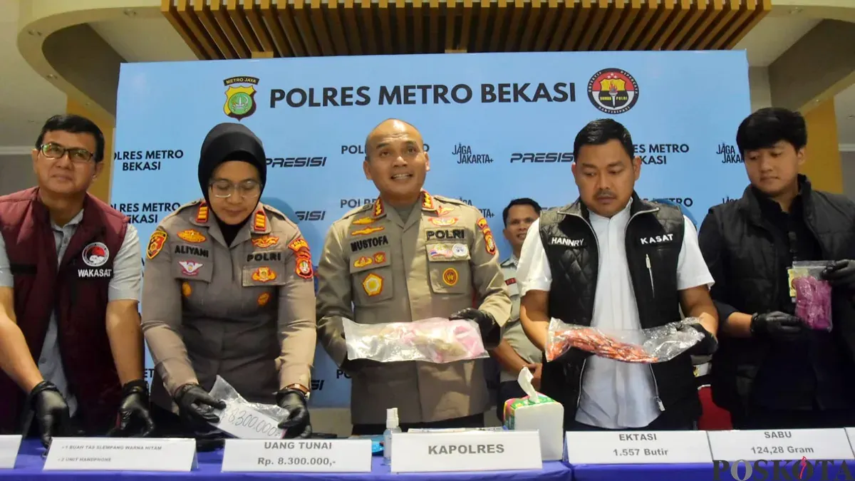 Kapolres Metro Bekasi Kota bersama jajarannya menggelar konferensi pers kasus peredaran Narkotika jenis Sabu dan Ekstasi dengan barang bukti senilai ratusan juta. (Sumber: Poskota/Nurpini Aulia Rapika.)