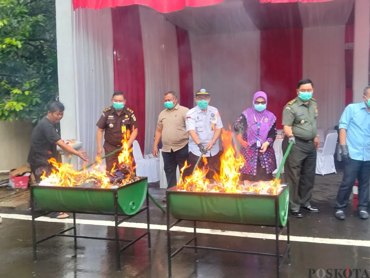 Kejaksaan Negeri Kabupaten Tangerang saat memusnahkan barang bukti dari 50 perkara yang telah inkrah. (Sumber: Poskota | Foto: Veronica Prasetio)