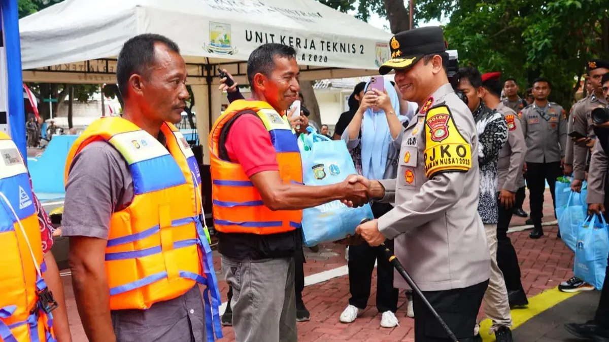 Kapolda Metro Jaya, Irjen Asep Edi Suheri menyapa nelayan di Lapangan Plaza Kabupaten, Pulau Pramuka, Kamis, 18 Desember 2025. (Sumber: Dok. Polda Metro Jaya)