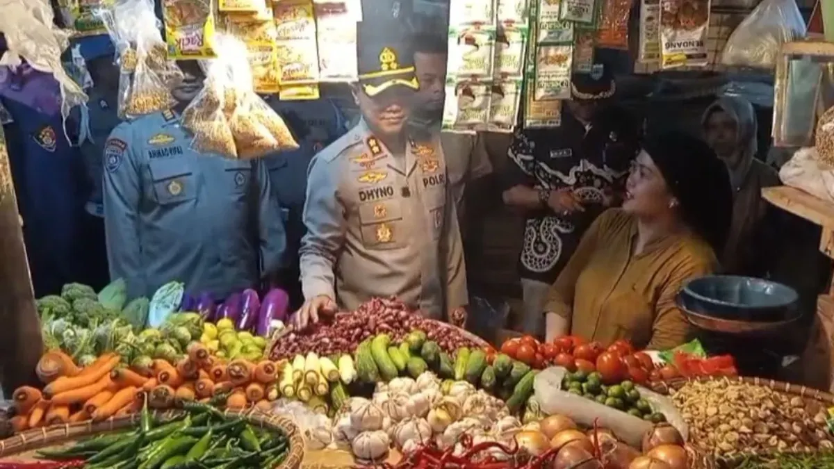 Kapolres Pandeglang bersama pihak Diskoperindag saat melalukan sidak di Pasar Badak Pandeglang. (Sumber: Dok. Satgas Pangan)
