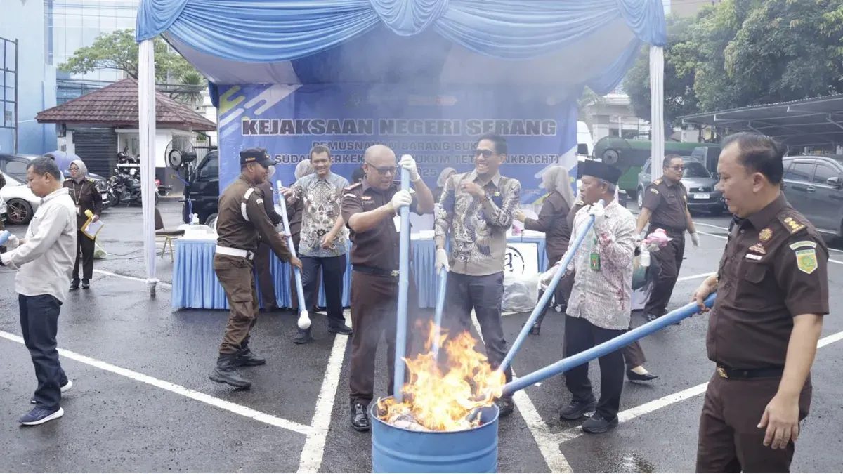 Suasana pemusnahan barang bukti di halaman Kantor Kejari Serang. (Sumber: Dok. Kejari Serang)