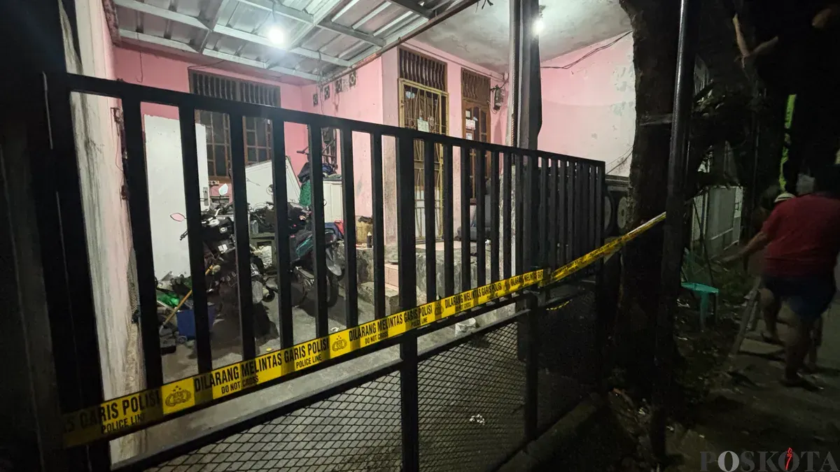 Rumah EBP, pria di Bogor yang tewas gantung diri dipasang garis polisi, Kamis, 18 Desember 2025. (Sumber: POSKOTA | Foto: Giffar Rivana)