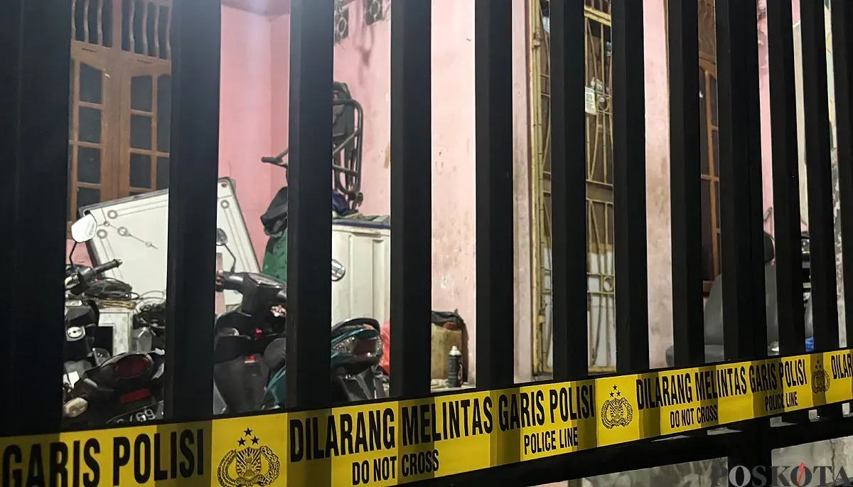 Garis polisi dipasang di TKP pria gantung diri di Perumahan Bogor Asri, Kelurahan Nanggewer, Kecamatan Cibinong, Kabupaten Bogor. (Sumber: POSKOTA | Foto: Giffar Rivana)