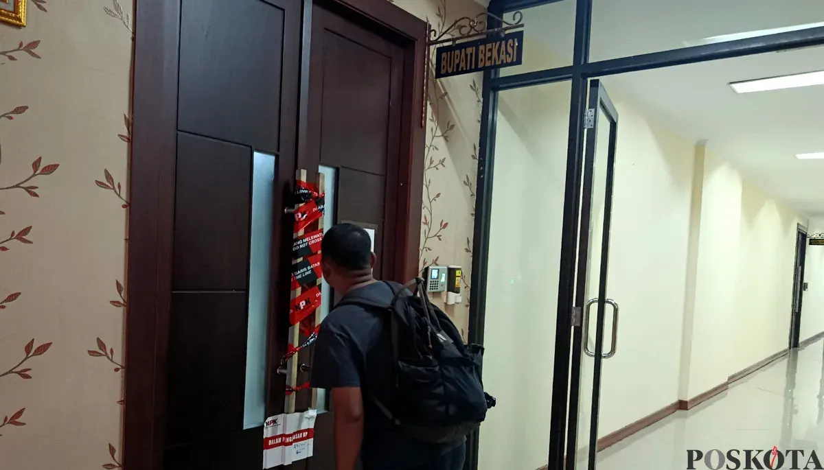 Ruang Bupati Bekasi, Ade Kuswara Kunang, disegel KPK usai dikabarkan terjaring OTT di wilayah Jakarta-Bekasi. (Sumber: POSKOTA | Foto: Nurpini Aulia Rapika)