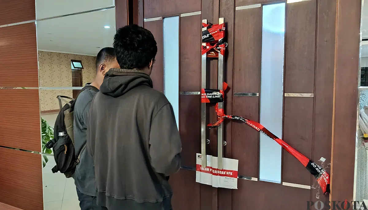 Ruang kerja Bupati Bekasi, Ade Kuswara Kunang, disegel KPK usai terjaring Operasi Tangkap Tangan (OTT). (Sumber: POSKOTA | Foto: Nurpini Aulia Rapika)