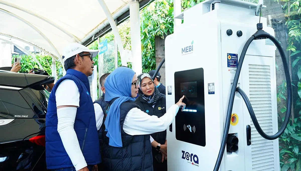 GM PLN UID Jakarta Raya, Moch. Andy Adchaminoerdin (kiri), meninjau langsung operasional SPKLU dengan melakukan simulasi pengisian daya kendaraan listrik. (Sumber: Dok. PLN UID Jakarta Raya)
