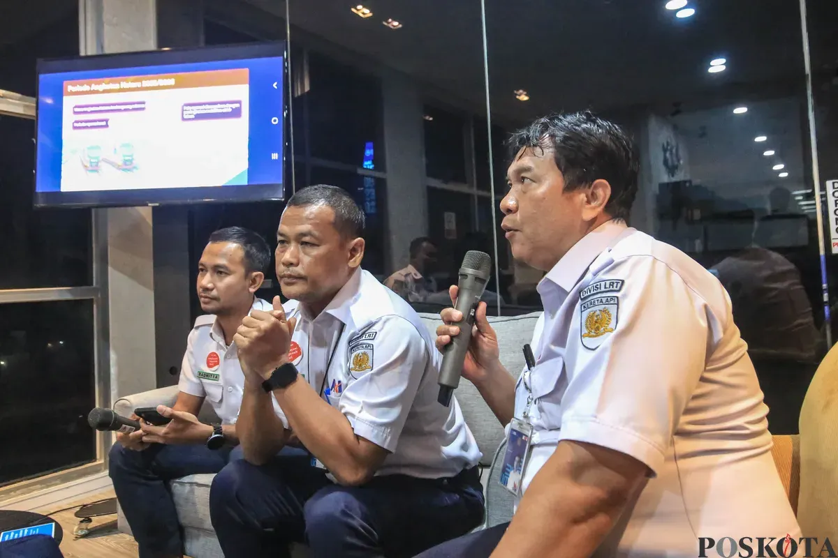 Manager PR LRT Jabodebek Radhitya Mahardika Putra, Suwardi KS Cawang LRT Jabodebek, Dodi Manager of Passenger Marketing and Sales LRT Jabodebek, dan Djayeng Komersial Non Angkutan LRT Jabodebek menyampaikan keterangan pers di Stasiun LRT Cawang, Kamis, 18 Desember 2025. (Sumber: Poskota/Bilal Nugraha Ginanjar)