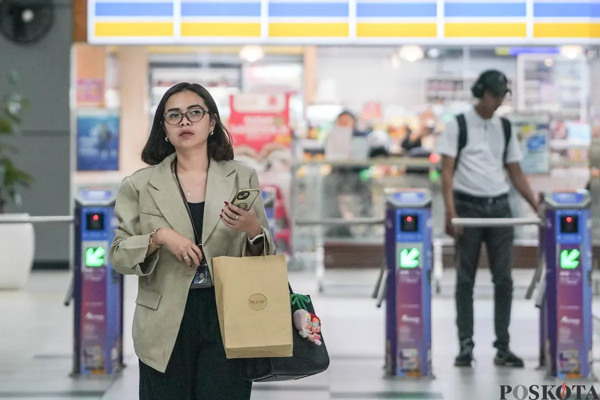 Sejumlah calon penumpang menunggu kereta Lintas Raya Terpadu (LRT) Jabodebek di Stasiun Cawang, Jakarta, Kamis, 18 Desember 2025. (Sumber: Poskota/Bilal Nugraha Ginanjar)