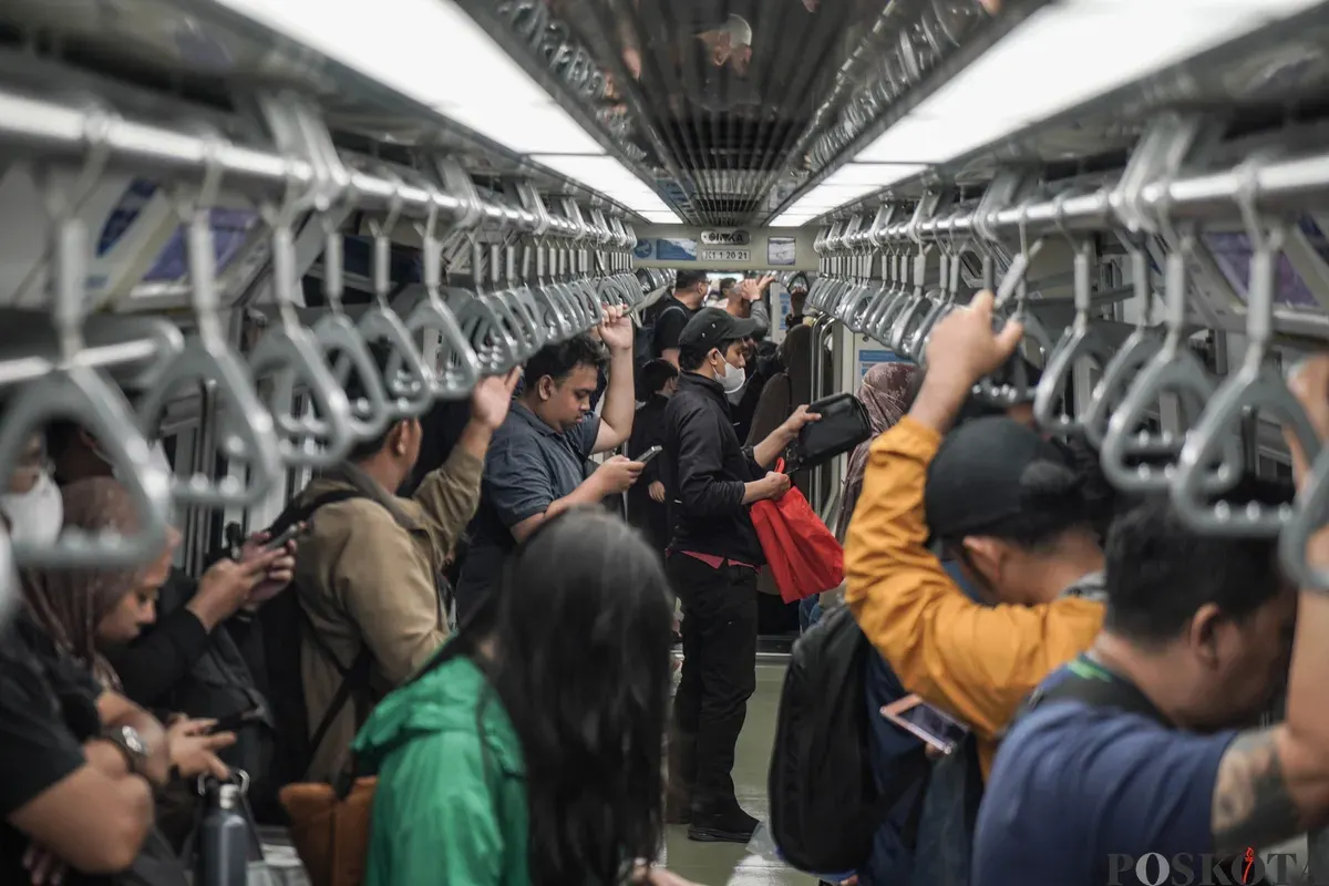 Sejumlah calon penumpang menunggu kereta Lintas Raya Terpadu (LRT) Jabodebek di Stasiun Cawang, Jakarta, Kamis, 18 Desember 2025. (Sumber: Poskota/Bilal Nugraha Ginanjar)