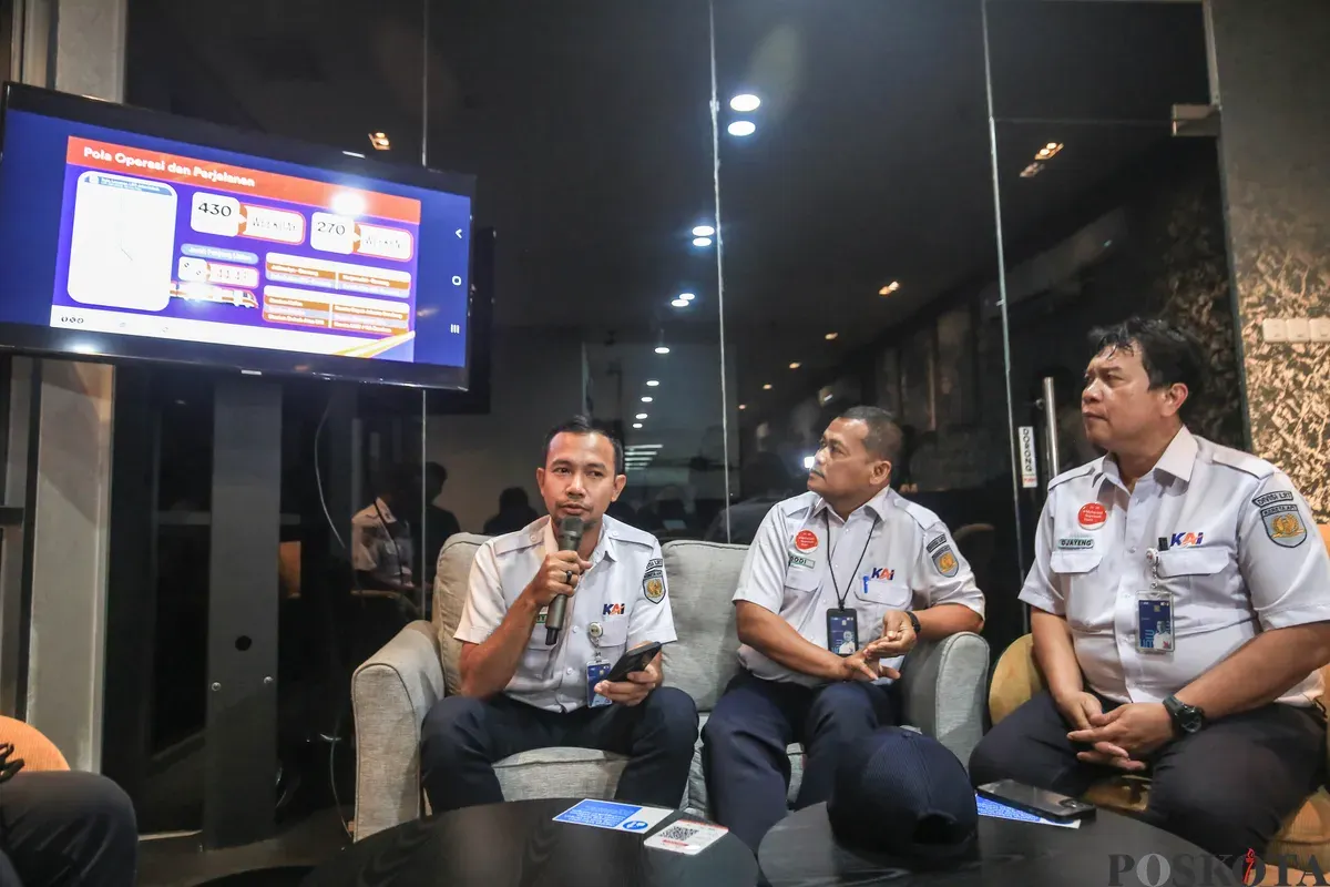 Manager PR LRT Jabodebek Radhitya Mahardika Putra, Suwardi KS Cawang LRT Jabodebek, Dodi Manager of Passenger Marketing and Sales LRT Jabodebek, dan Djayeng Komersial Non Angkutan LRT Jabodebek menyampaikan keterangan pers di Stasiun LRT Cawang, Kamis, 18 Desember 2025. (Sumber: Poskota/Bilal Nugraha Ginanjar)