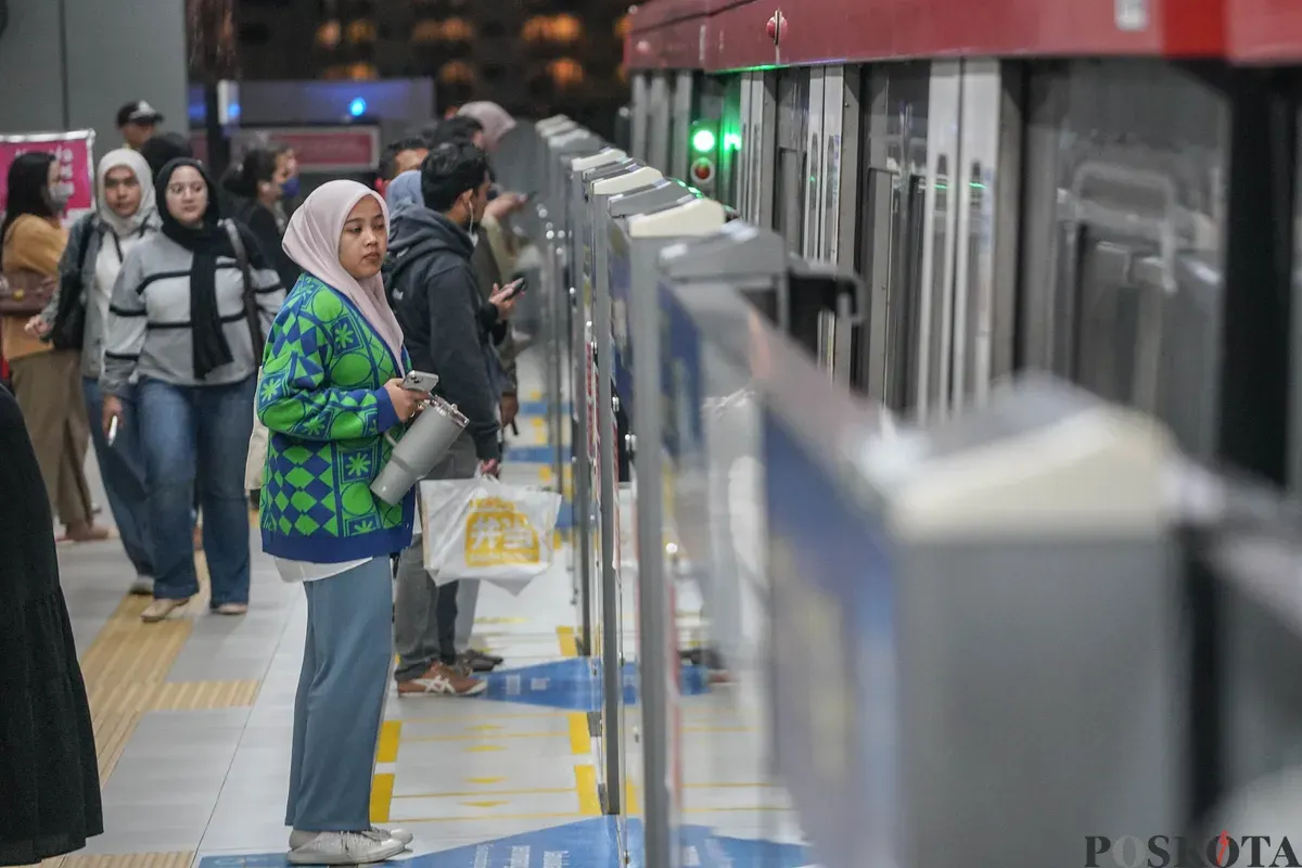 Sejumlah calon penumpang menunggu kereta Lintas Raya Terpadu (LRT) Jabodebek di Stasiun Cawang, Jakarta, Kamis, 18 Desember 2025. (Sumber: Poskota/Bilal Nugraha Ginanjar)