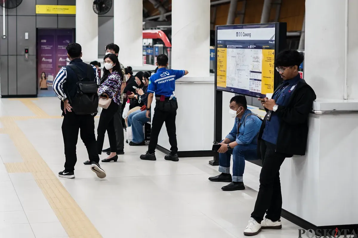 Sejumlah calon penumpang menunggu kereta Lintas Raya Terpadu (LRT) Jabodebek di Stasiun Cawang, Jakarta, Kamis, 18 Desember 2025. (Sumber: Poskota/Bilal Nugraha Ginanjar)