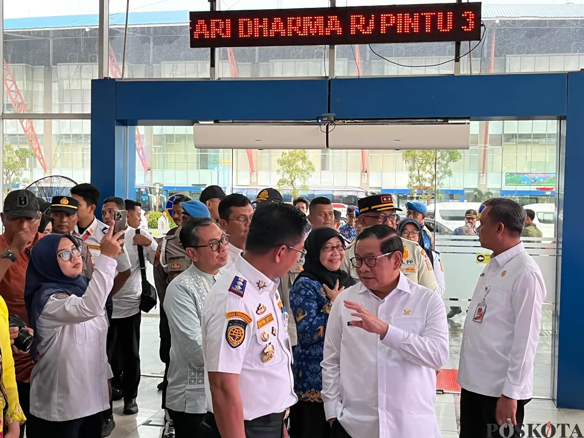 Gubernur Jakarta Pramono Anung saat meninjau Terminal Pulo Gebang, Jakarta Timur, Jumat, 19 Desember 2025. (Sumber: Poskota/M. Tegar Jihad)
