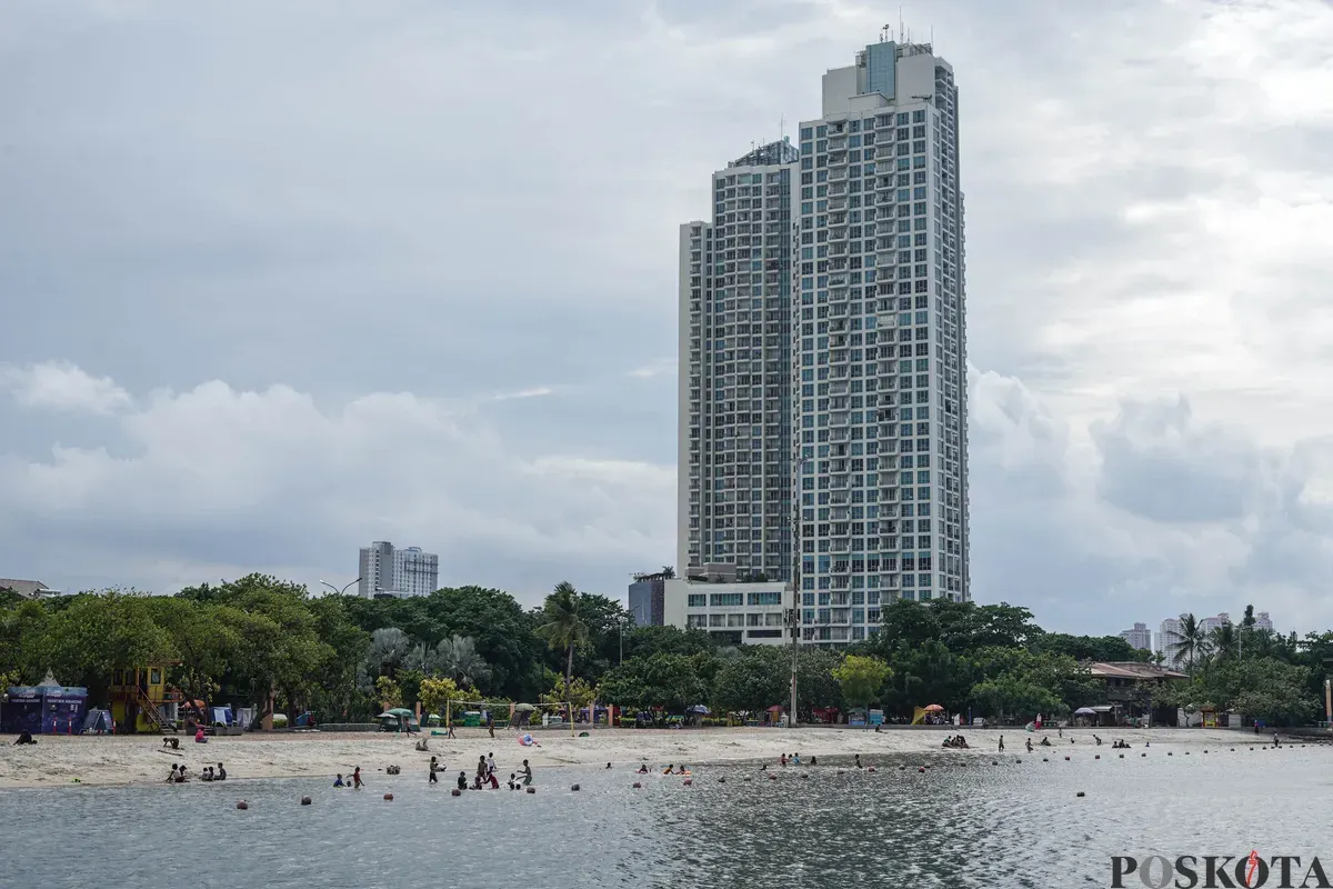 Warga bermain di pesisir Pantai Lagoon, Taman Impian Jaya Ancol, Jakarta, Jumat, 19 Desember 2025. (Sumber: Poskota/Bilal Nugraha Ginanjar)