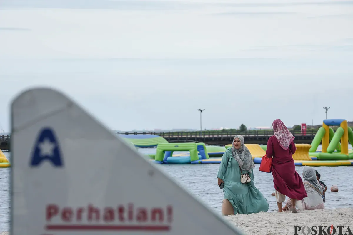 Warga bermain di pesisir Pantai Lagoon, Taman Impian Jaya Ancol, Jakarta, Jumat, 19 Desember 2025. (Sumber: Poskota/Bilal Nugraha Ginanjar)