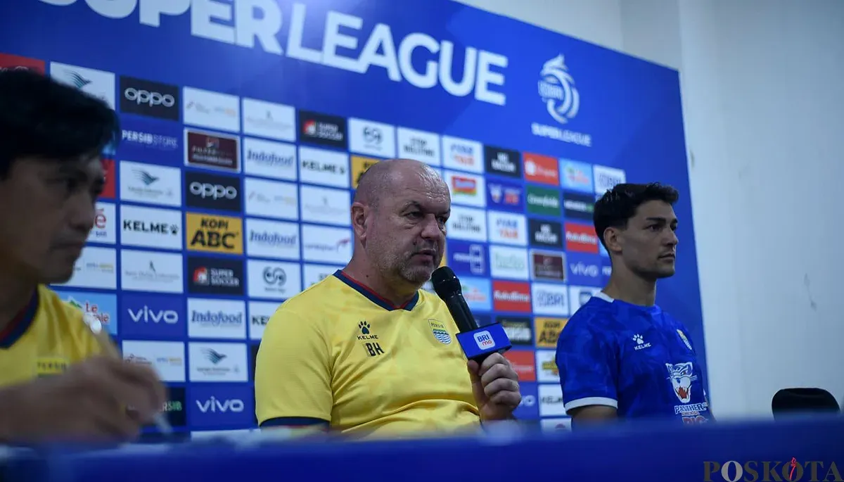 Pelatih Persib, Bojan Hodak (tengah), menyampaikan keterangan pers kepada wartawan di media center Stadion GBLA, Kota Bandung, Sabtu, 20 Desember 2025. (Sumber: POSKOTA | Foto: Gatot Poedji Utomo)