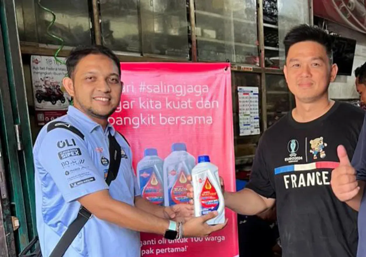 Federal Oil menyalurkan bantuan pakaian dan layanan ganti oli gratis. (Sumber: Dok. PT EMLI)