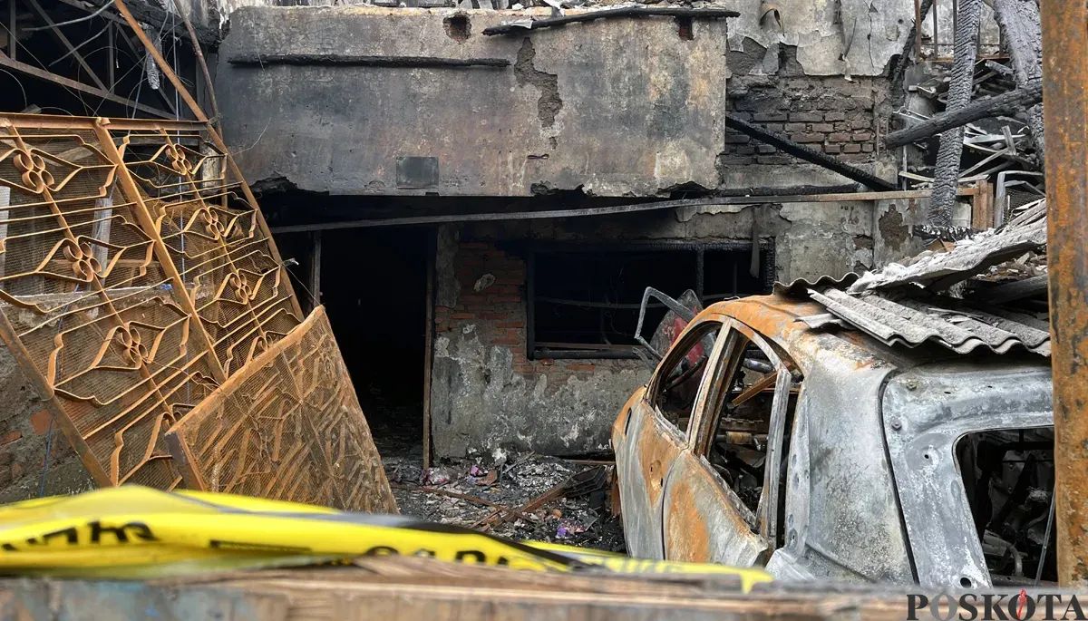 Kondisi rumah dan gudang aksesoris di Pejagalan, Penjaringan, Jakarta Utara, pada Sabtu, 20 Desember 2025, pascakebakaran yang menewaskan lima orang. (Sumber: POSKOTA | Foto: Pandi Ramedhan)