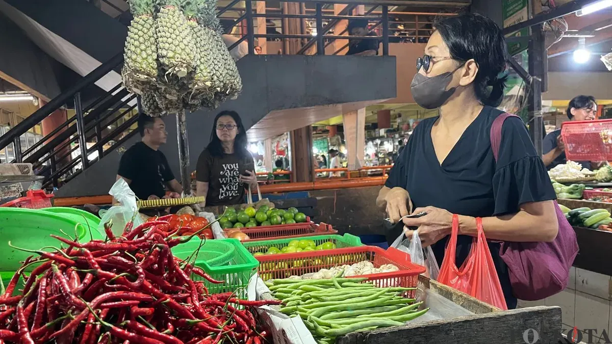 Aktivitas niaga di Pasar Tomang Barat, Tanjung Duren Selatan, Grogol Petamburan, Jakarta Barat, Sabtu, 20 Desember 2025. (Sumber: Poskota/Pandi Ramedhan)