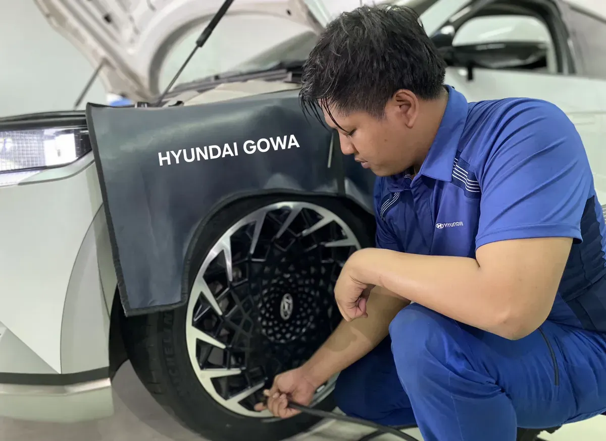 Ilustarasi pengecekan mobil listrik sebelum perjalanan liburan. (Sumber: Hyundai Gowa)