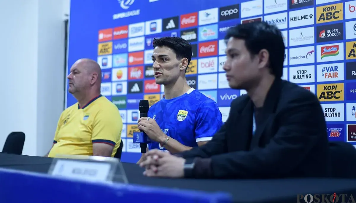 Bek Persib, Federico Barba (tengah) saat menyampaikan keterangan pers jelang laga kontra Bhayangkara FC. (Sumber: POSKOTA | Foto: Gatot Poedji Utomo)