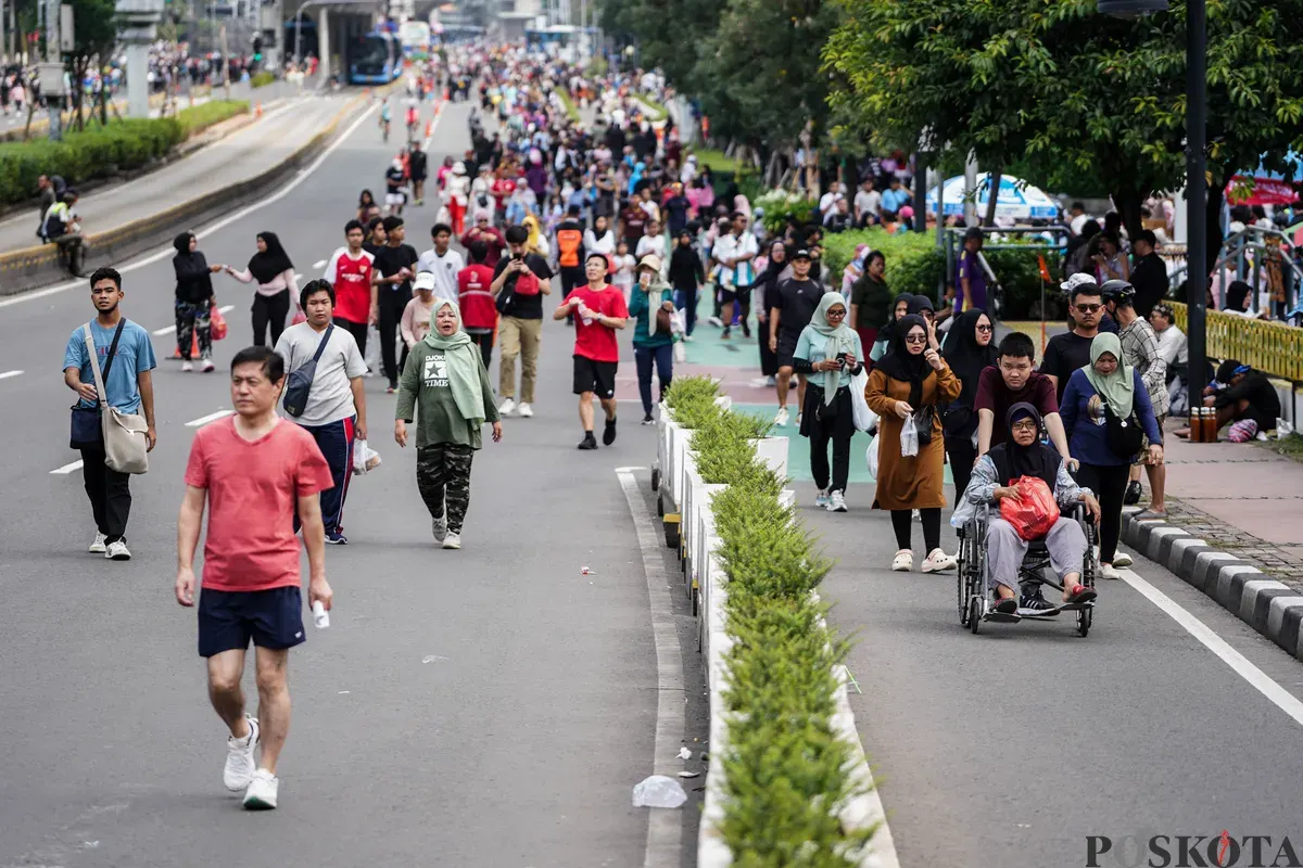 Warga berjalan kaki pada Hari Bebas Kendaraan Bermotor (HBKB) di Kawasan Bundaran HI, Jakarta, Minggu, 21 Desember 2025 (Sumber: Poskota/Bilal Nugraha Ginanjar)