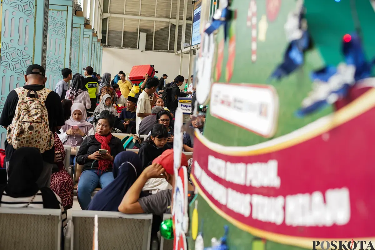 Penumpang menunggu kedatangan kereta di Stasiun Pasar Senen, Jakarta Pusat, Minggu, 21 Desember 2025. (Sumber: Poskota/Bilal Nugraha Ginanjar)