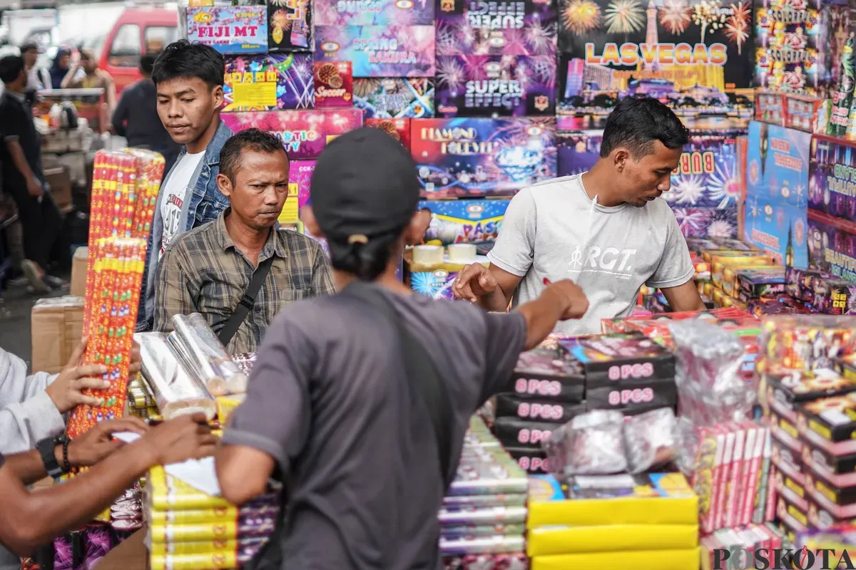 Pengunjung melihat petasan tahun baru di Pasar Pagi Asemka, Jakarta, Minggu 21 Desember 2025. (Sumber: Poskota/Bilal Nugraha Ginanjar)