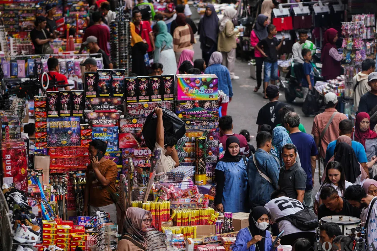 Pengunjung melihat petasan di Pasar Pagi Asemka, Jakarta, Minggu 21 Desember 2025. (Sumber: Poskota/Bilal Nugraha Ginanjar)