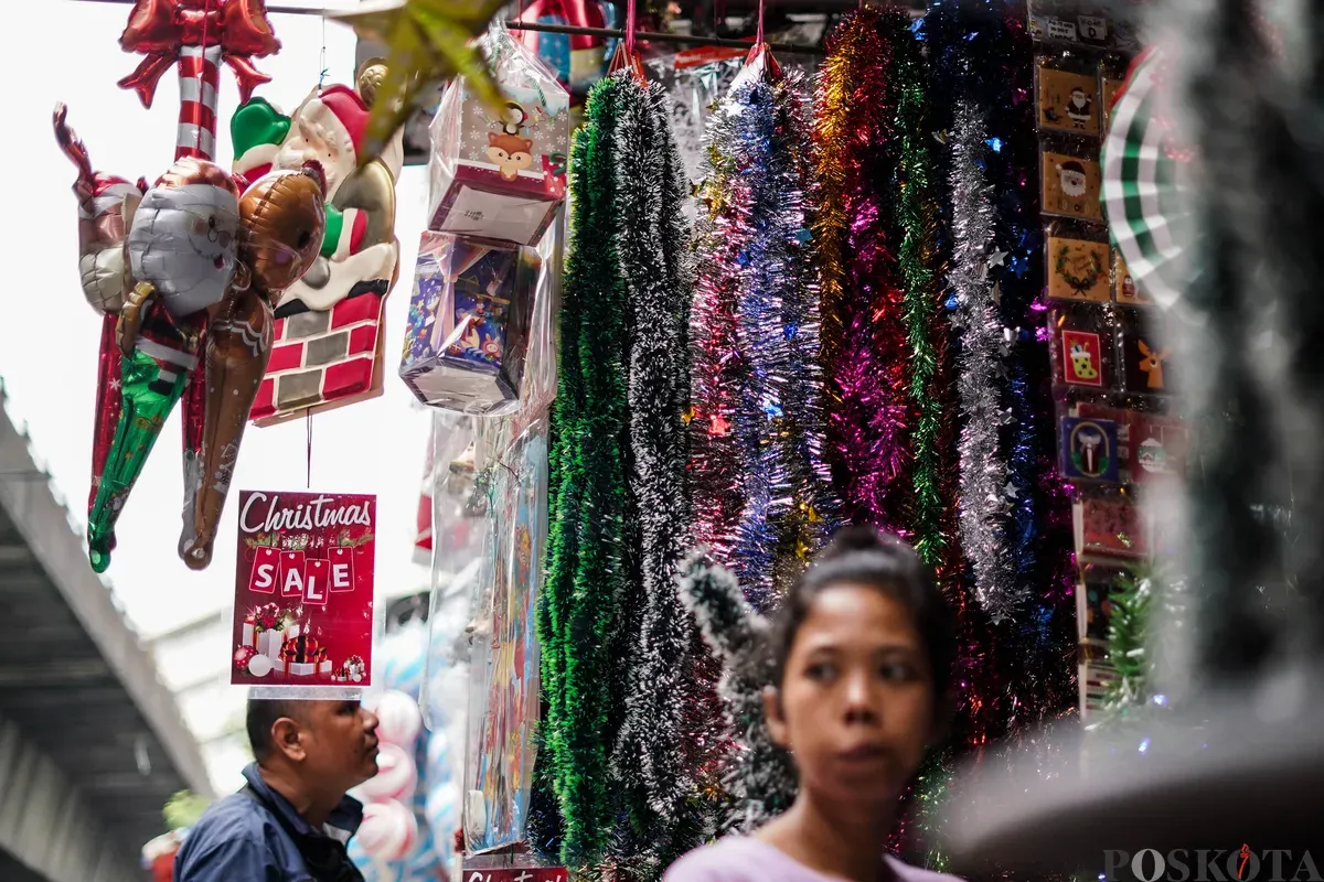 Pengunjung melihat pernak-pernik dekorasi Natal di Pasar Pagi Asemka, Jakarta, Minggu 21 Desember 2025. (Sumber: Poskota/Bilal Nugraha Ginanjar)