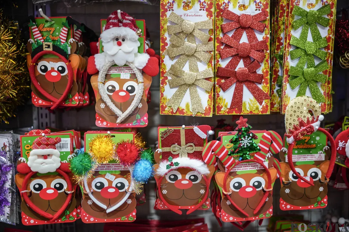 Pengunjung melihat pernak-pernik dekorasi Natal di Pasar Pagi Asemka, Jakarta, Minggu 21 Desember 2025. (Sumber: Poskota/Bilal Nugraha Ginanjar)